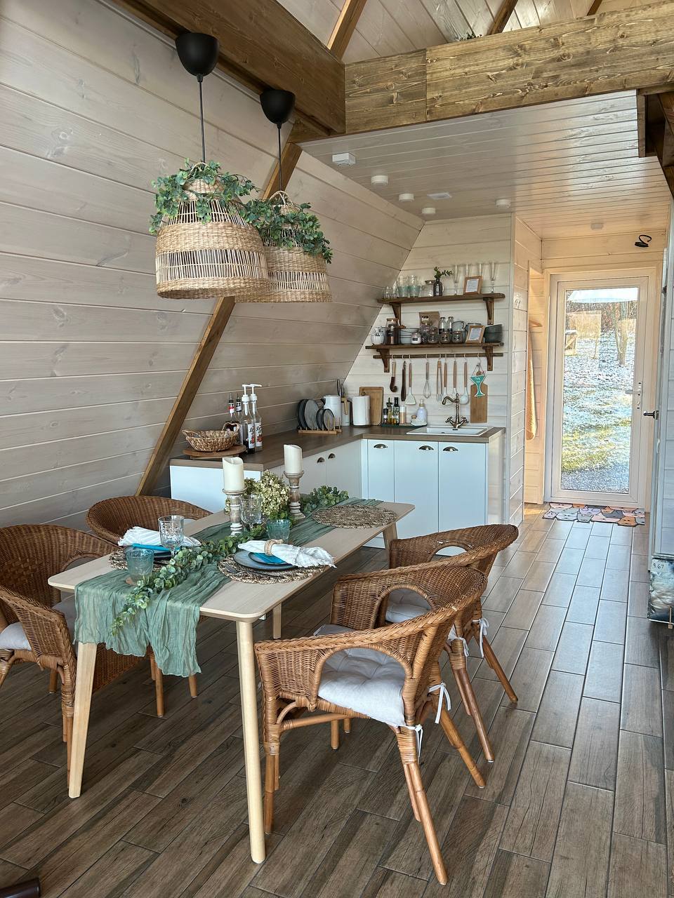 Полноценная кухня в деревянном A-frame домике с посудой и техникой