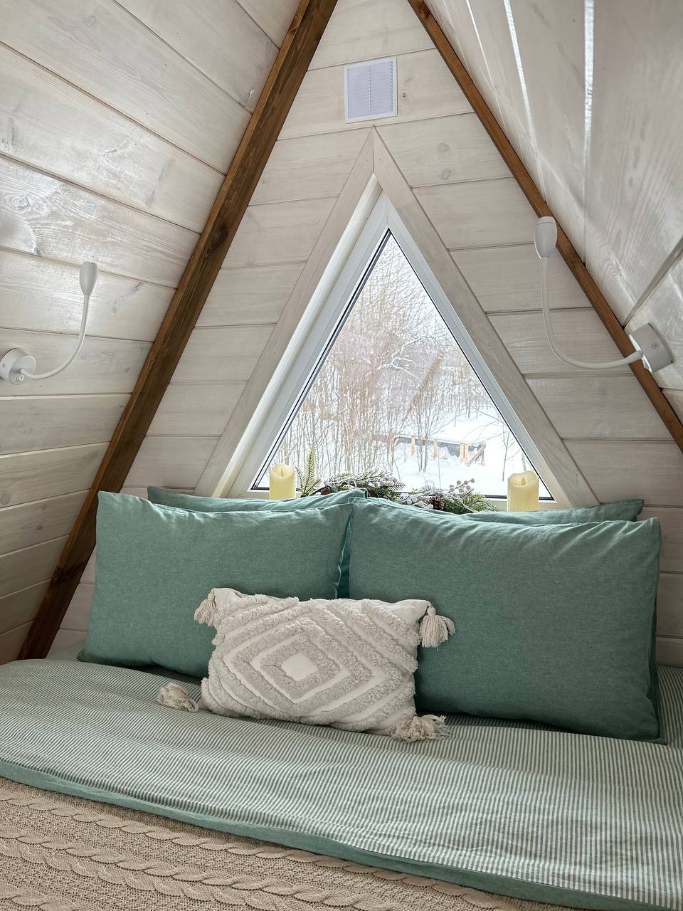 Две спальных зоны в A-frame домике: диван и мансарда с ортопедическими матрасами