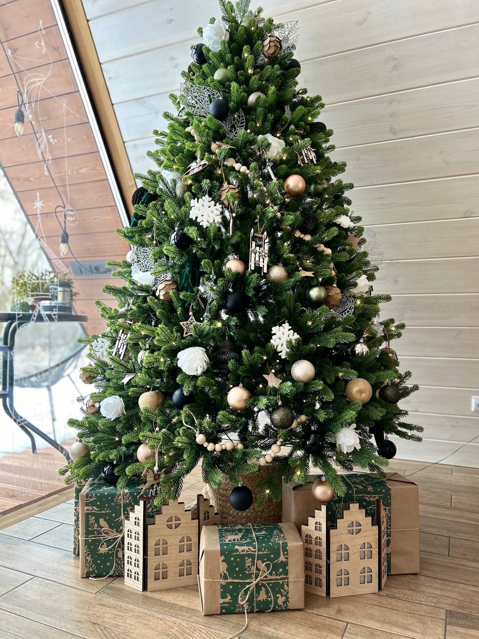 Ёлка в домике Dream Village