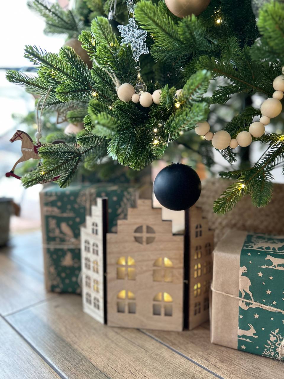 Украшенная ёлка под окнами A-frame