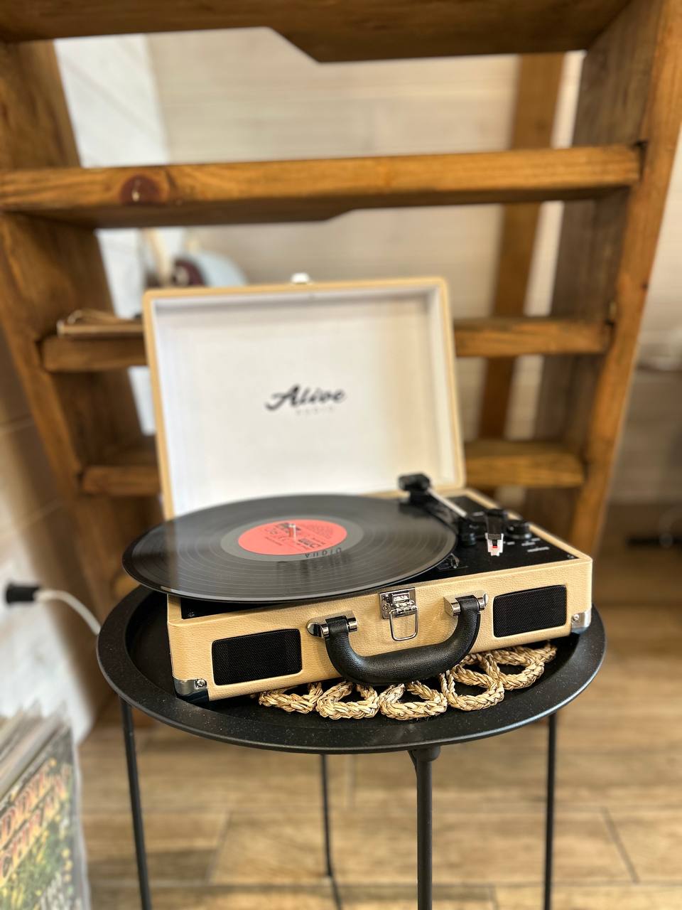 Виниловый проигрыватель и коллекция пластинок в уютном A-frame домике