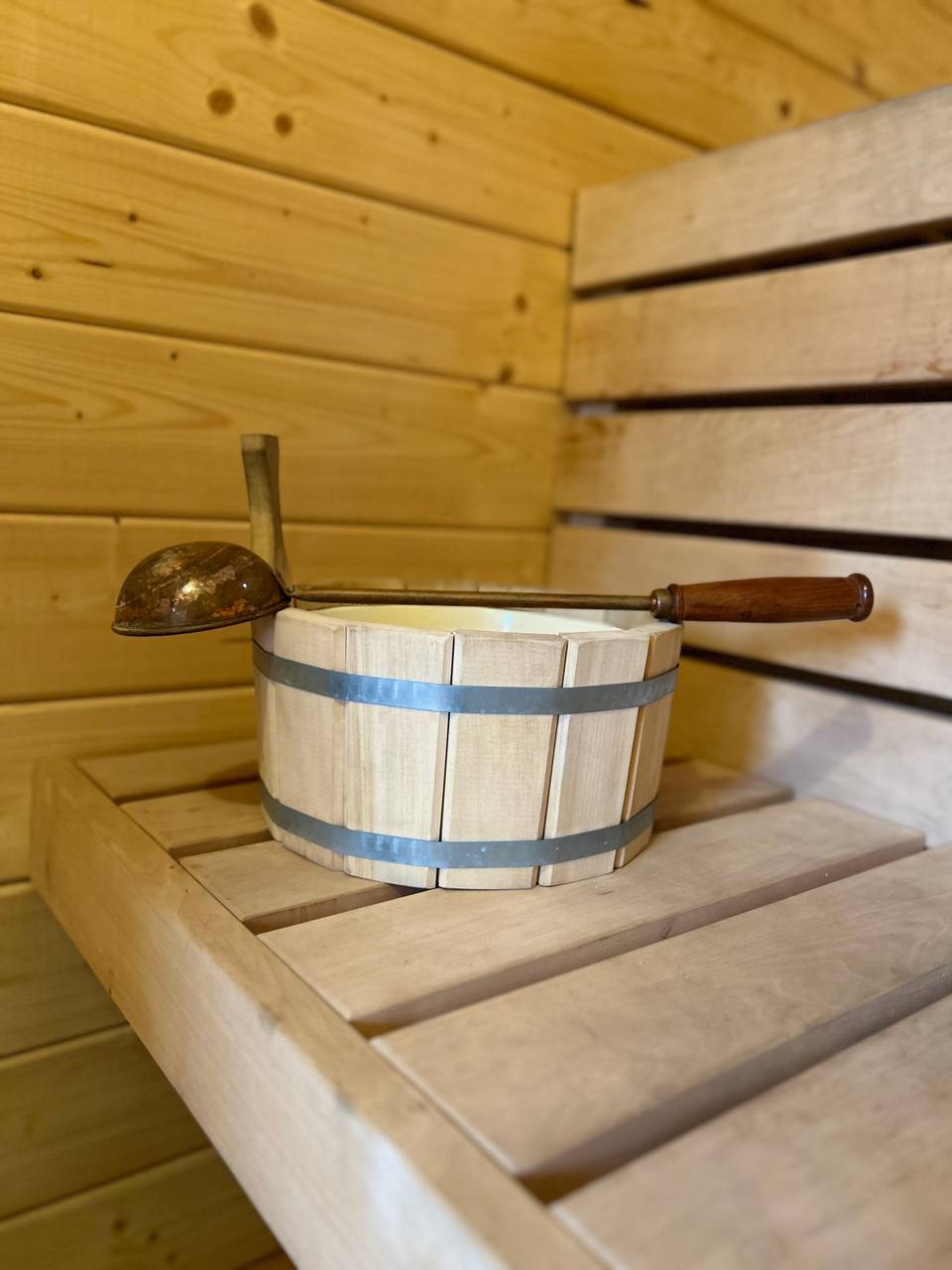 Шайка и ковш в сауне